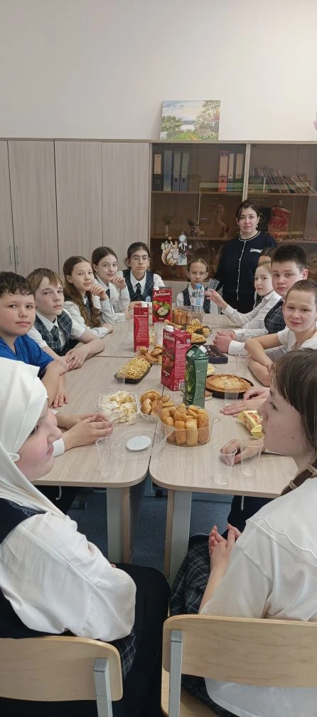 Сегодня в 5б классе провели  - чаепитие . Тема нашего чаепития "Национальные блюда татарского народа