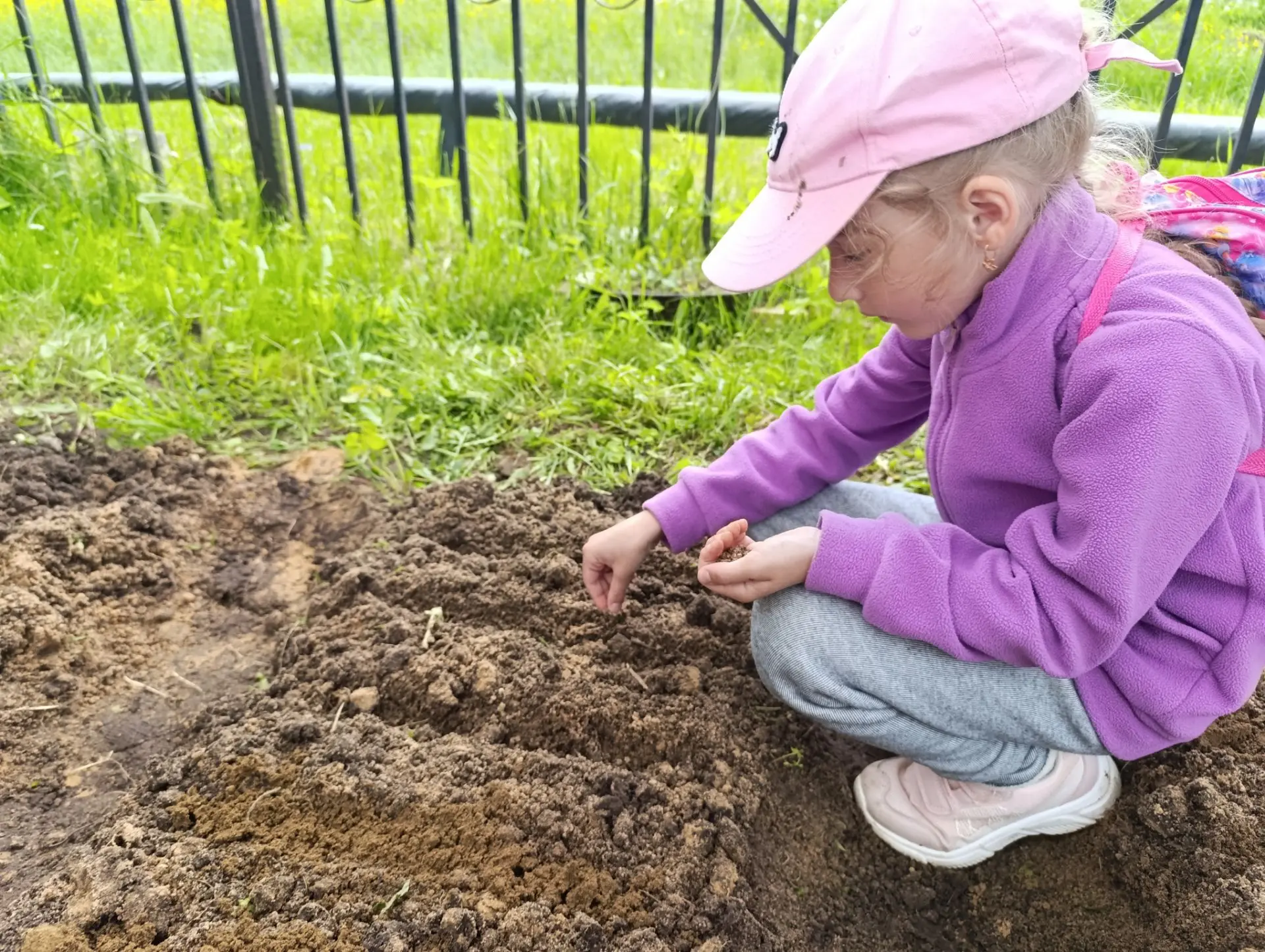 🌱Маленькие ручки — большой урожай! 🌱

💐Помните, как пахнет весенняя земля? Наши девочки из старше