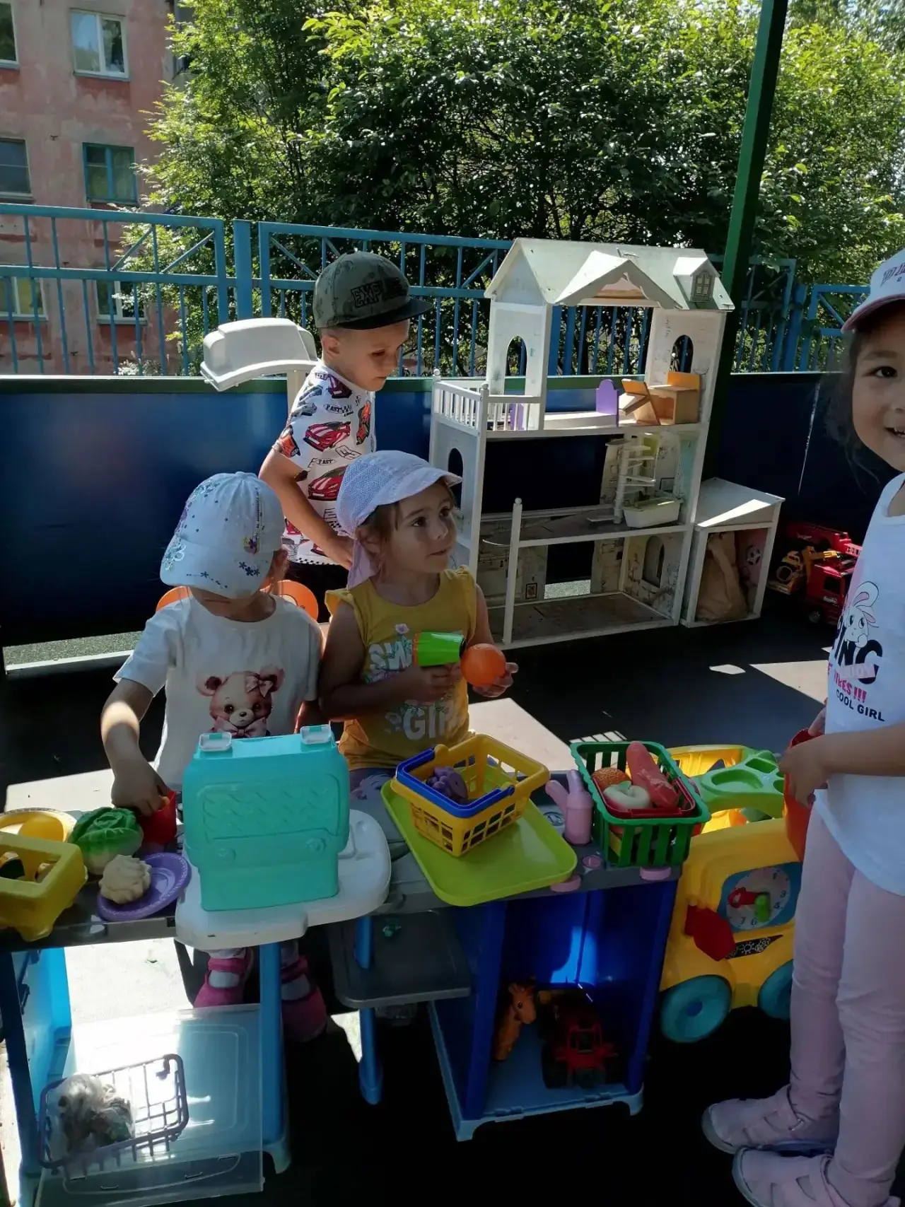 Сюжетно - ролевая игра на прогулке
"Наш магазин" (средняя группа) 🍓🍉🍏🌶🥕

✅ Расширяем знания дет
