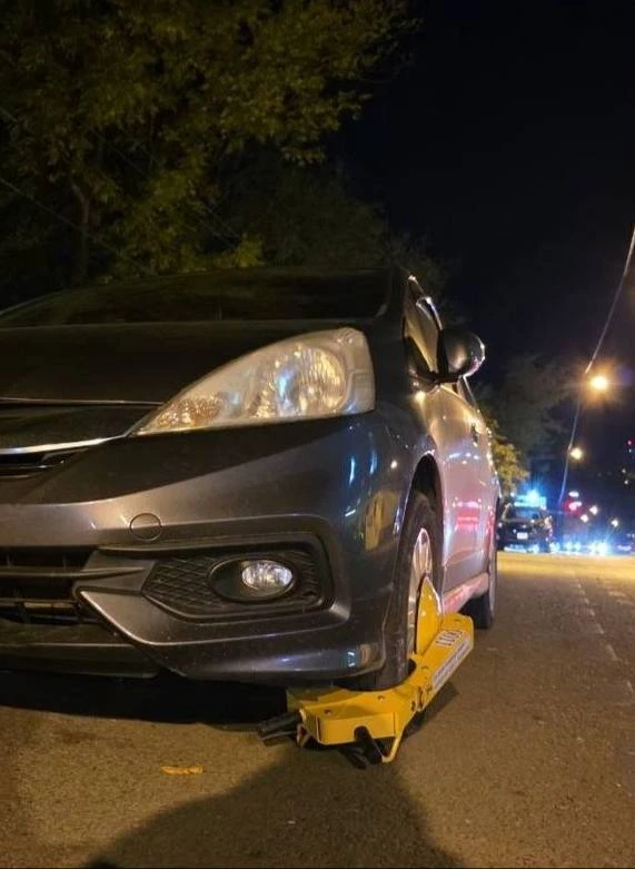 Во Владивостоке начали ставить блокираторы и с пассажирской стороны — теперь, если коле...