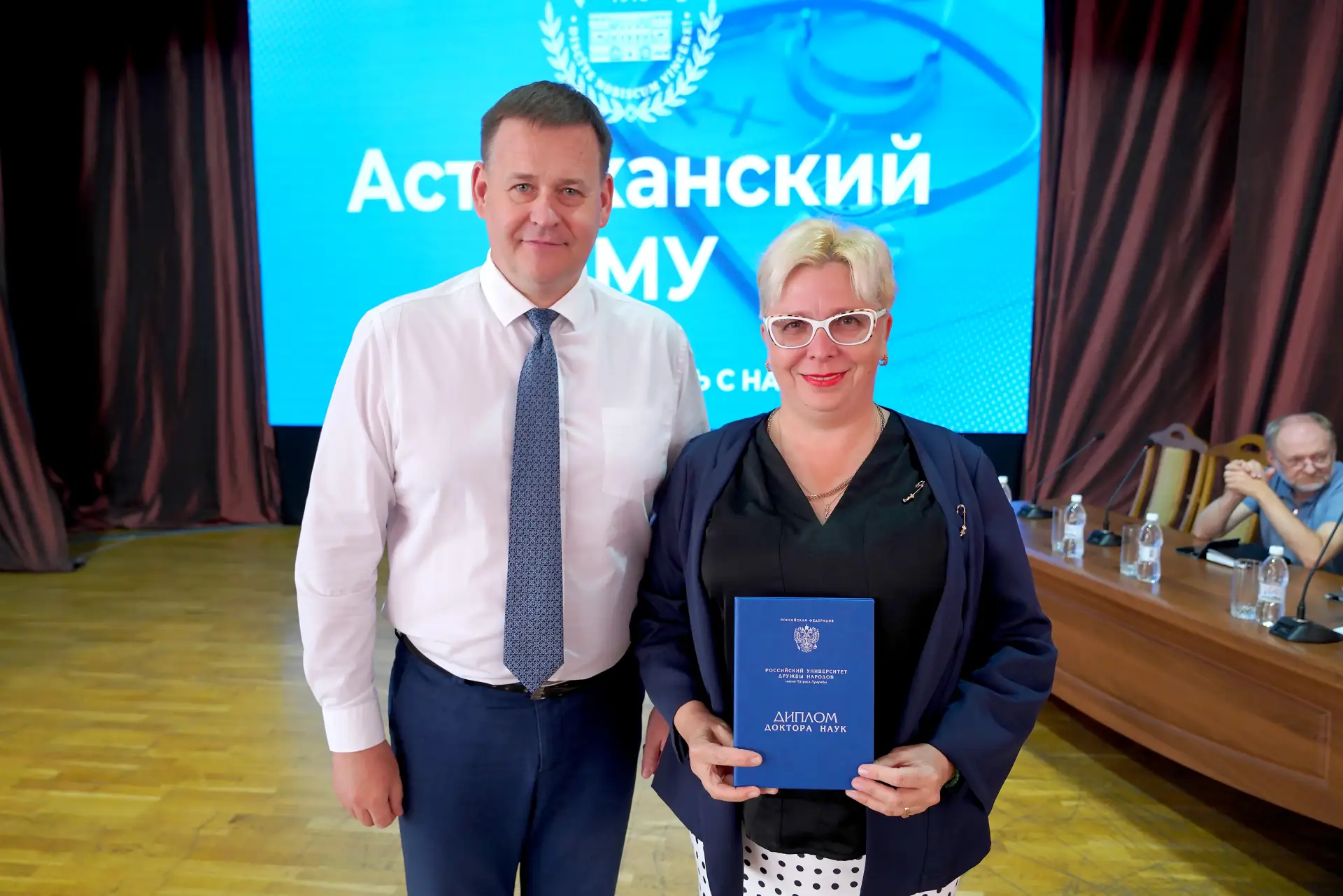 На Учёном совете ректор Сергей Поройский вручил диплом доктора медицинских наук заведую...