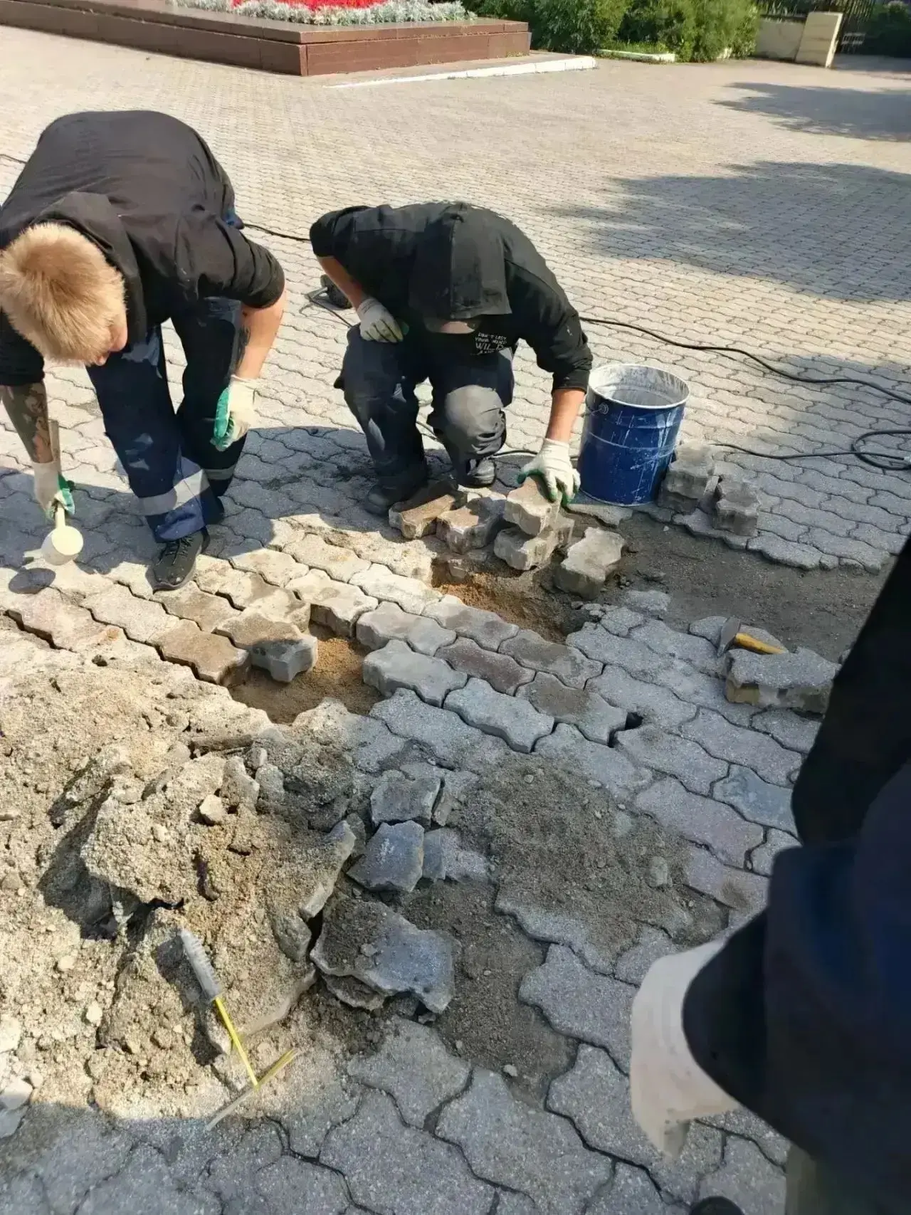 В Комсомольском парке начали бюджетный ремонт, точечно меняют повреждённую плитку.