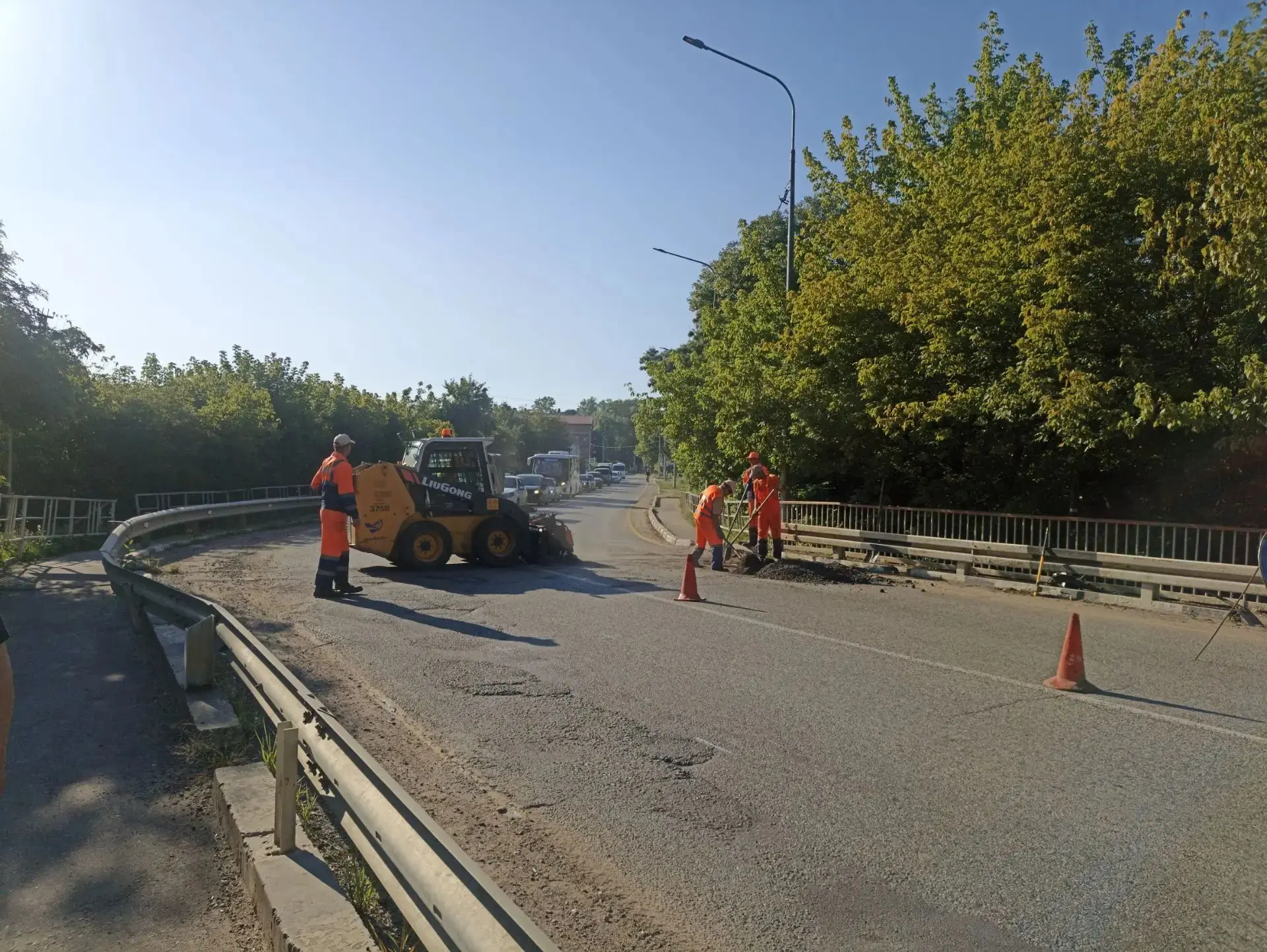 На мосту в Хадыженске сегодня с утра проводятся ремонтные работы 

Проезд транспорта по этой причине
