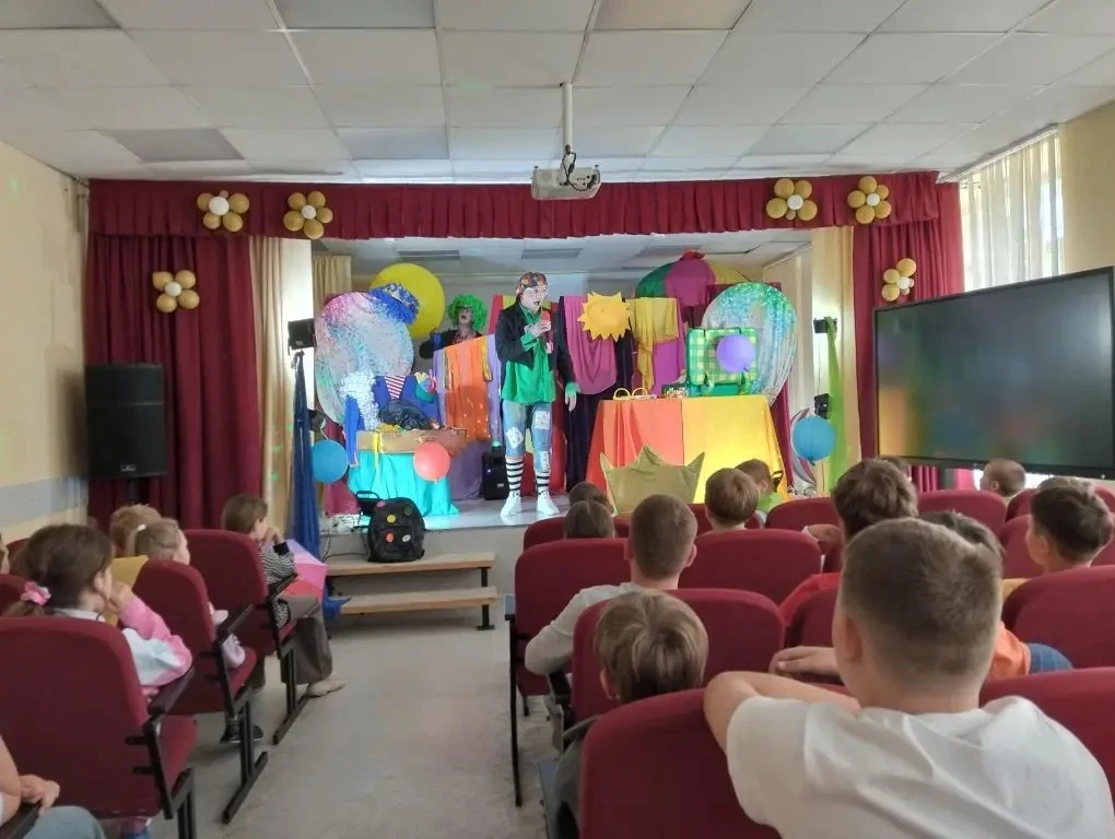 🎭✨ Магия театра в лагере «Лучик»: путешествие в «Десятое королевство»! 🏰👑