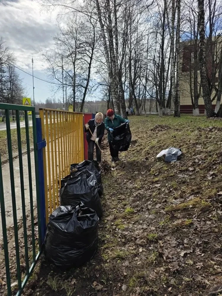 🌳 Сотрудники Управления образования и образовательных учреждений приняли участие в городском субботн