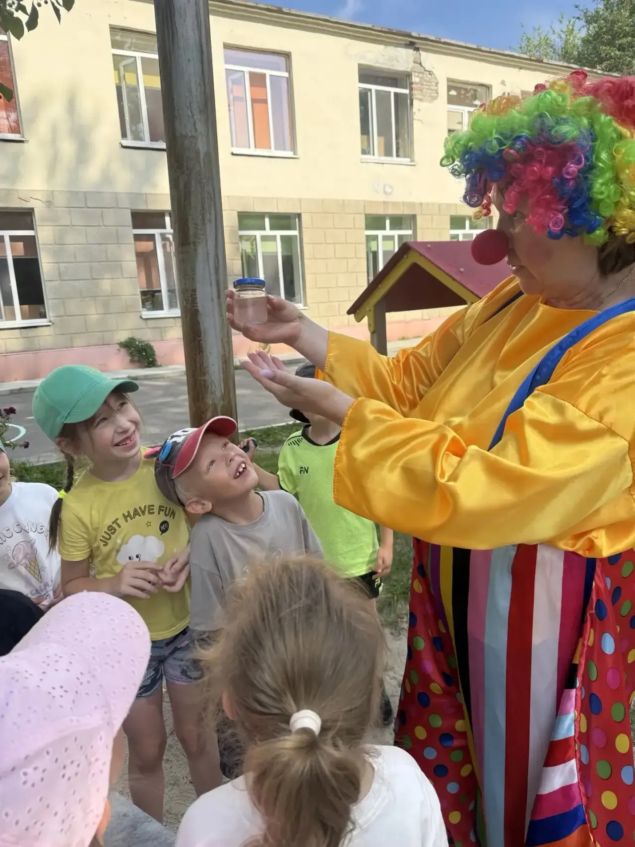 Сегодня в  группе «АБВГДейка» прошло весёлое цирковое представление. В гости к ребятам пришёл весёлы