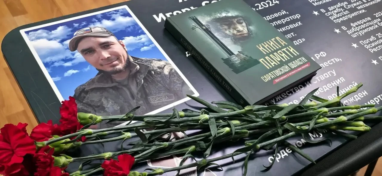 🕯Сегодня в школе № 21 в Энгельсе открыли «Парту Героя»
