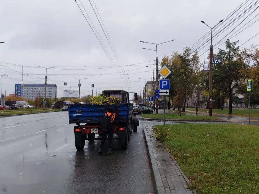 Сегодня, 7 октября, на улицах города Челябинска работает 130 единиц техники. В уборке з...