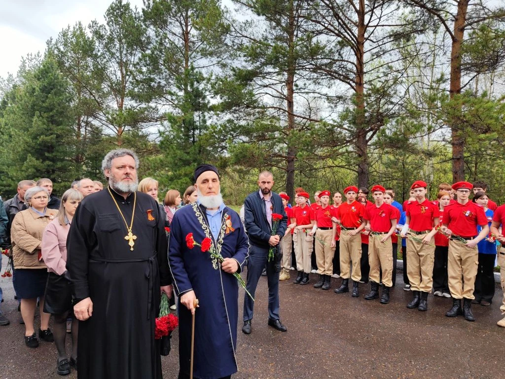 В память о шахтерах, погибших в 1941-1945 годах 🕯️  Осинниковцы в знак уважения подвига  выразили св
