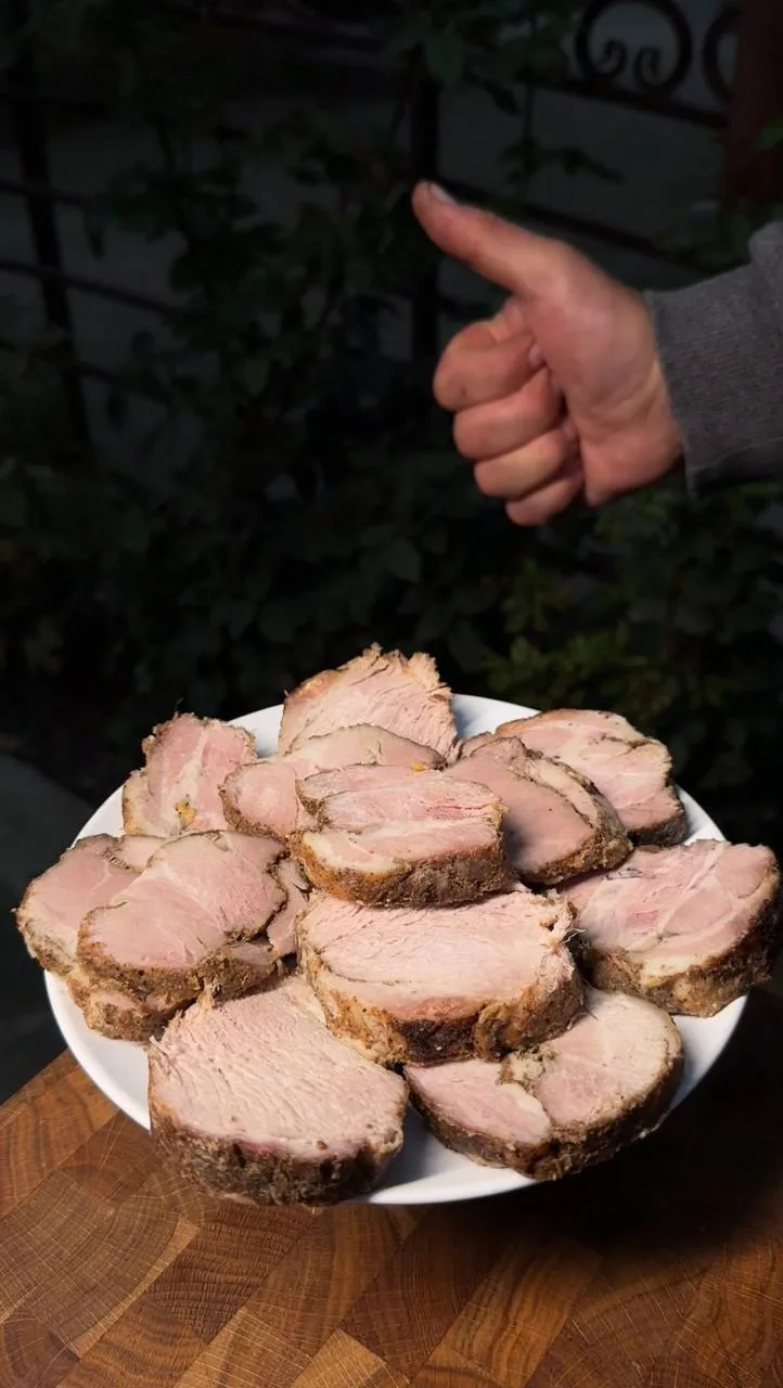 СДЕЛАЛ НАТУРАЛЬНУЮ КОЛБАСУ ИЗ КУСКА МЯСА 

Ингредиенты: 
свиная шея 1,5 кг 
соль 1 ч.л. 
кориандр 1 