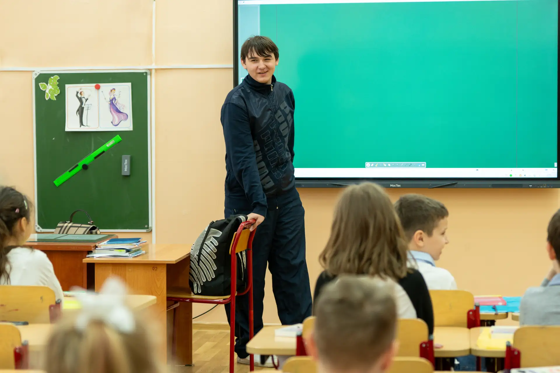 Страношары, пластилин и необычный учитель 💥  📣 Вчера во 2-Б прошёл очень необычный урок - у доски ст