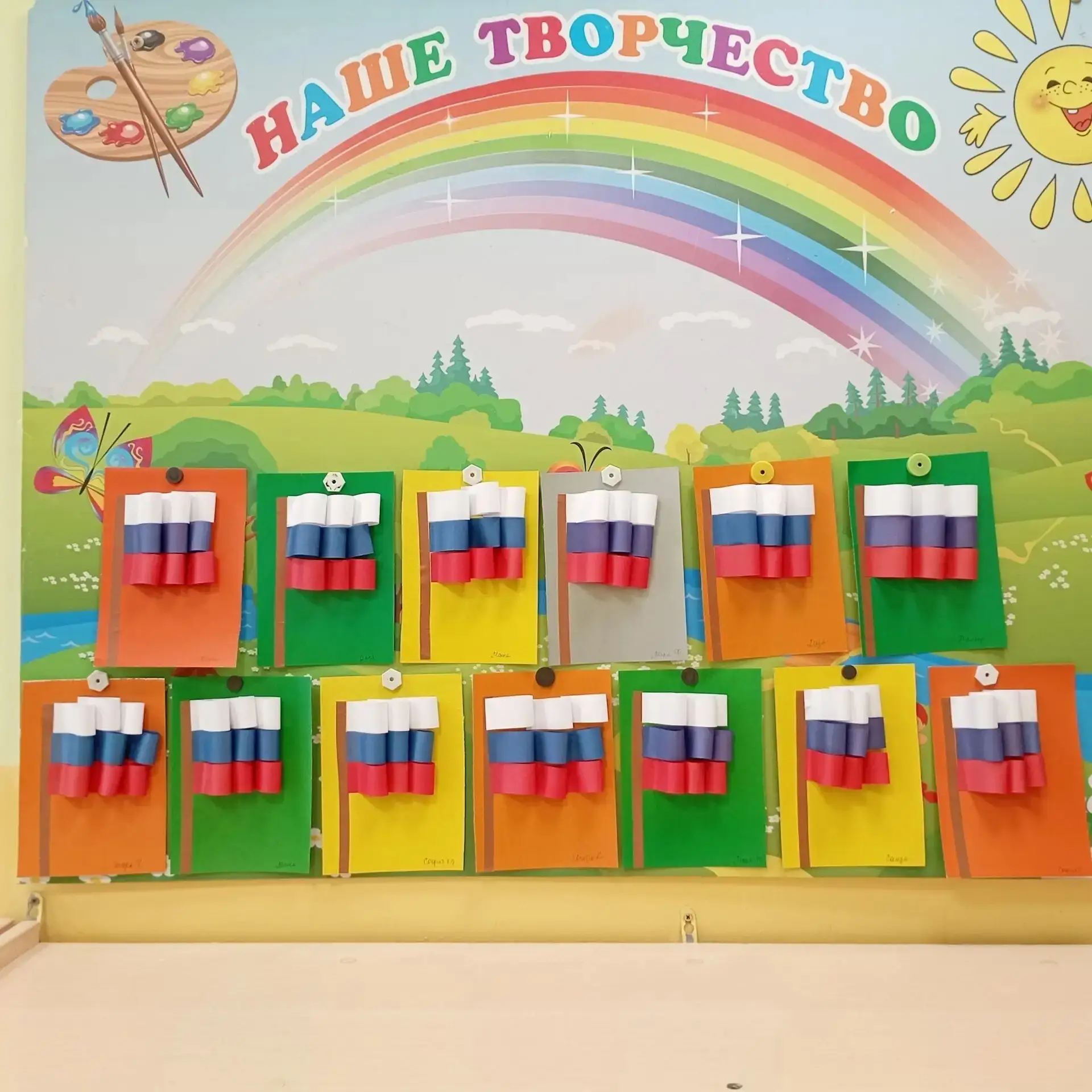 Триколор своими руками: группа «Неваляшки» за работой! ✂️