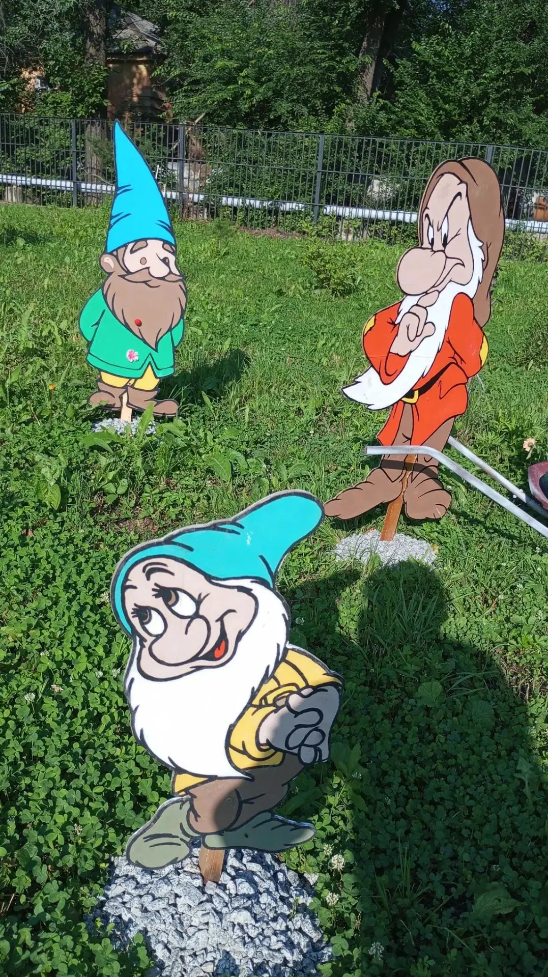 🌸🌿 Школьный двор превратился в настоящую сказку! 🌿🌸

Наш любимый цветник наконец-то расцвел во в