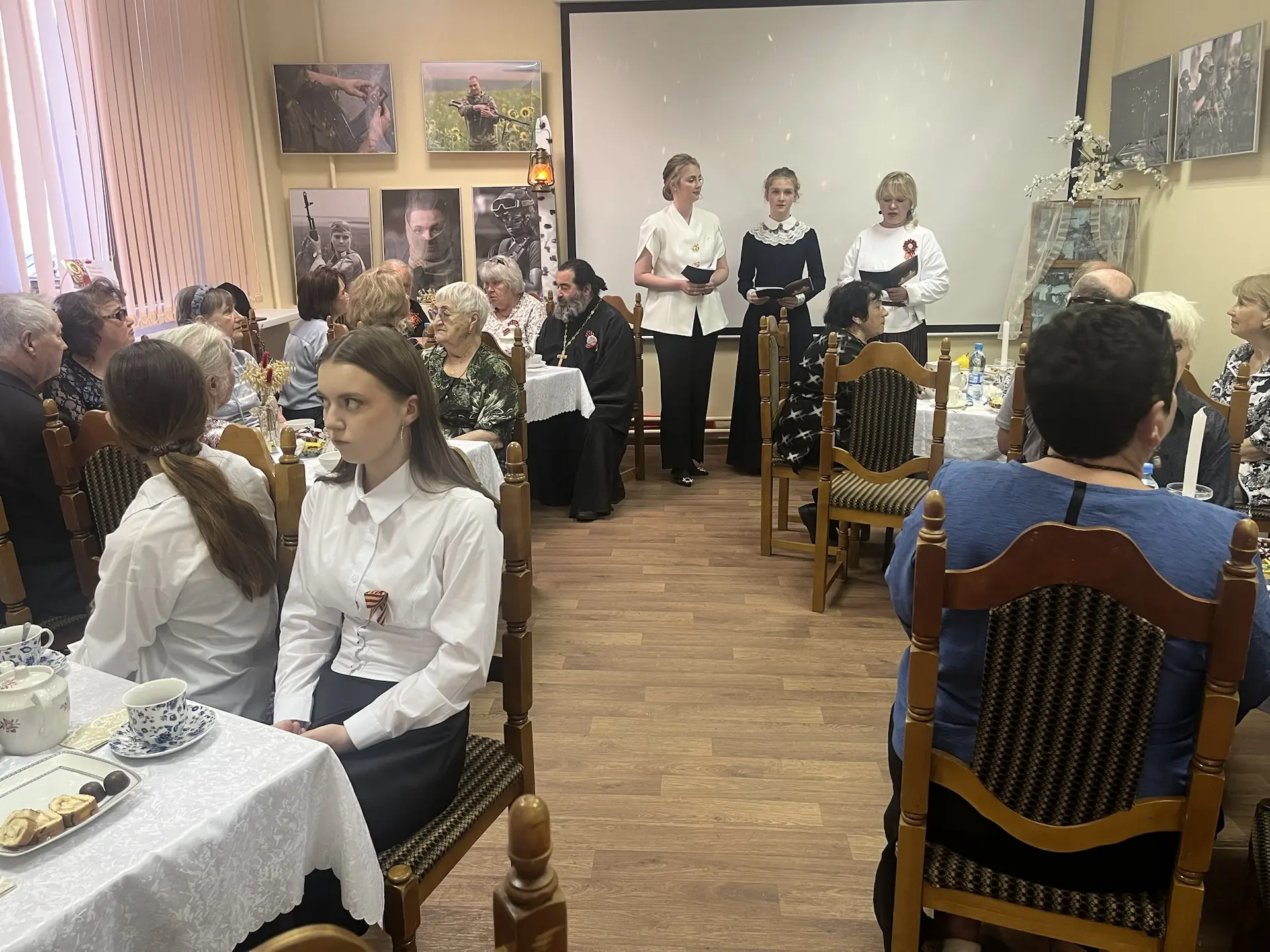 ЧТОБЫ ПОМНИЛИ В преддверии праздника Великой Победы учащиеся школы, педагоги, настоятель Казанского 