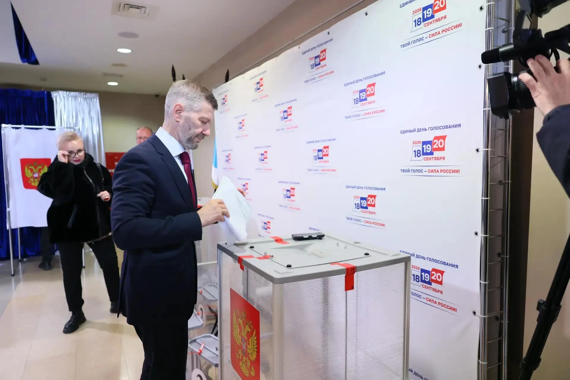 🗳️ Губернатор Чукотки Владислав Кузнецов одним из первых проголосовал на выборах