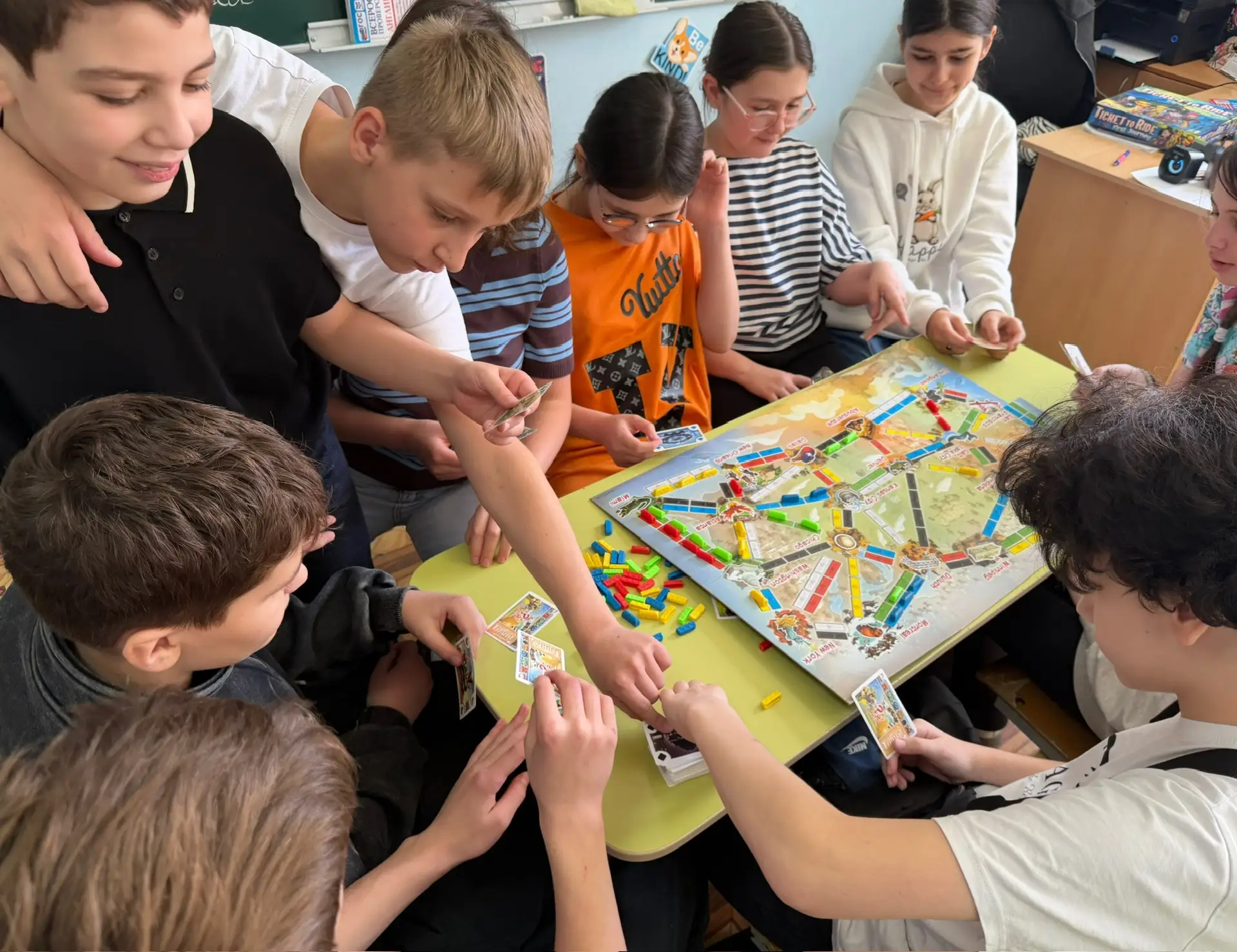 Каникулы с пользой: настольные игры объединяют и развивают! 🌍  Ребята провели время за увлекательной
