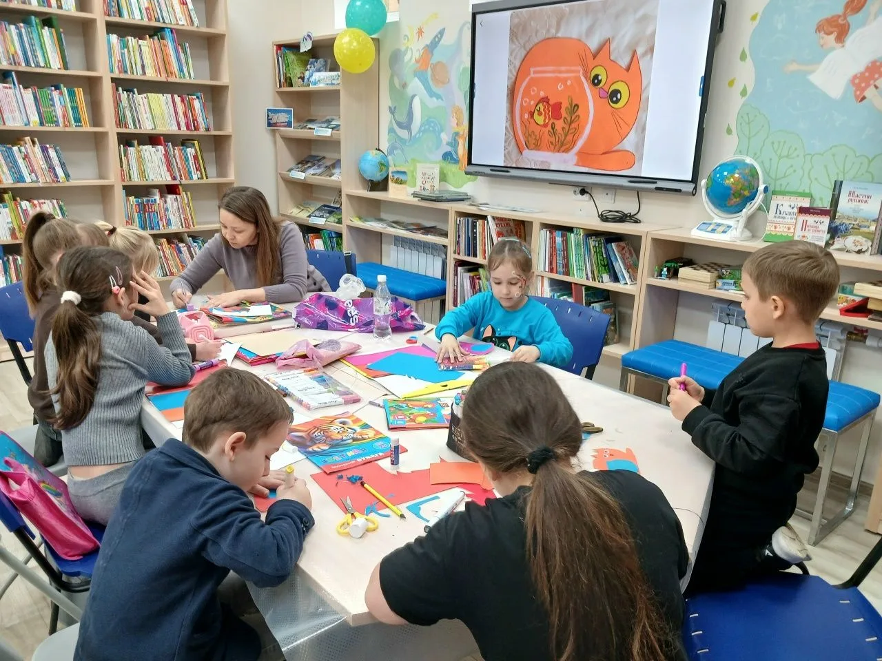 🤗 В Модельной библиотеке №13 по‑прежнему открыты двери кружков творчества для детей — ...