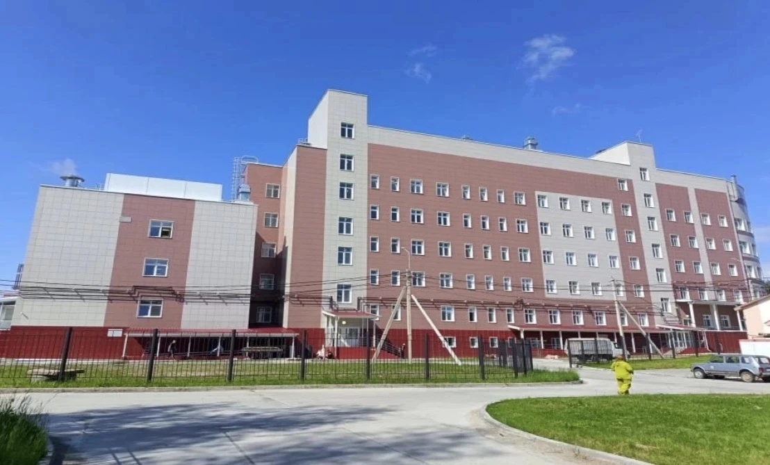 В Урае завершено строительство первого этапа важного социального объекта! 🏥🏗️ 

Жилстройнадзором Ю