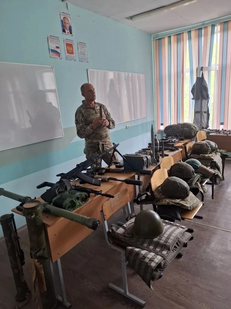Связь поколений: в нашей школе прошел урок Мужества с выставкой оружия 🛡️  Сегодня в стенах нашей шк