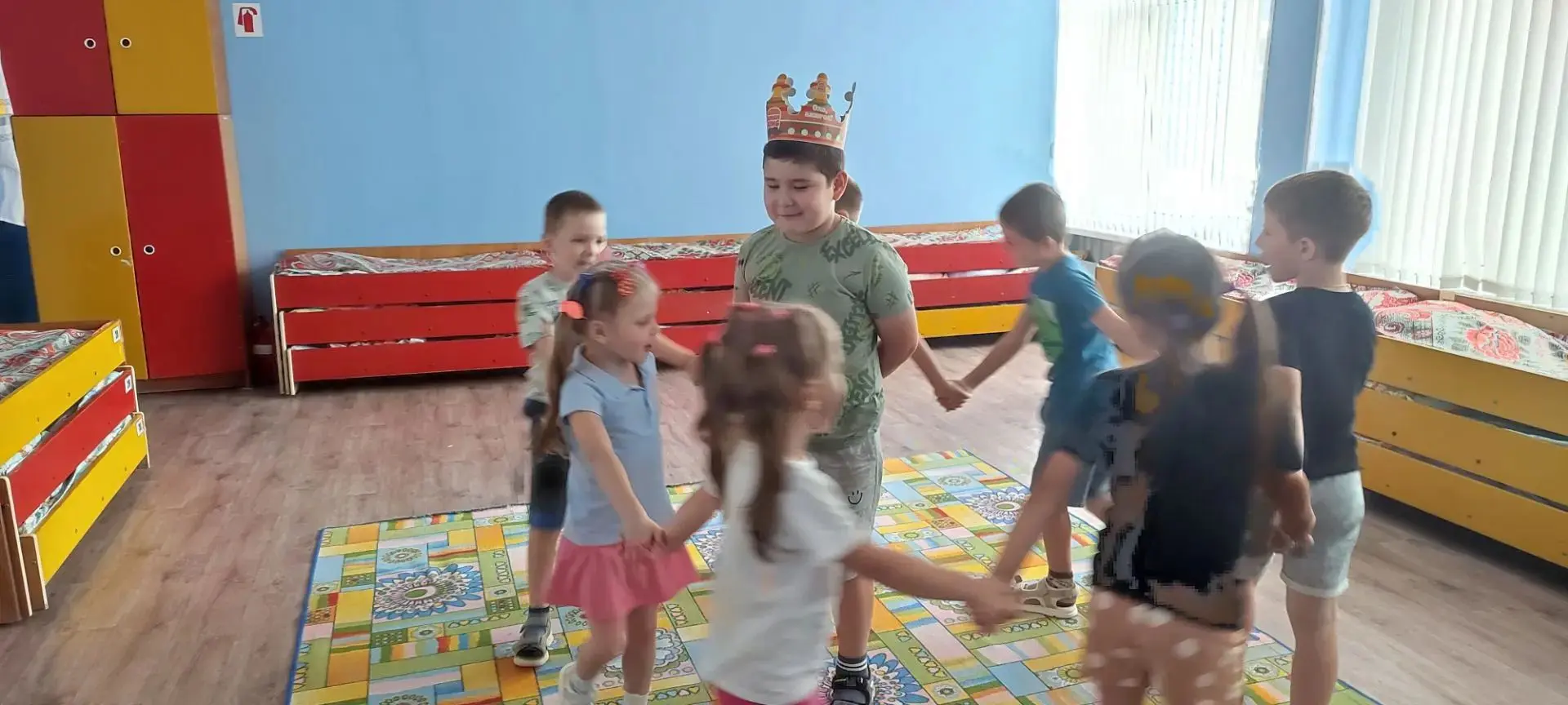 Подрастай и стань сильнее, 
Никогда не унывай!
Стань взрослее и умнее, 
Мир огромный познавай! Сегод