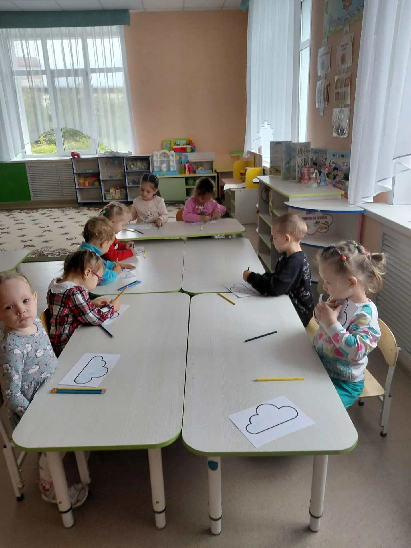 🌞Сегодня мы с детьми из второй младшей группы раскрашивали картинку: облако — синим ка...