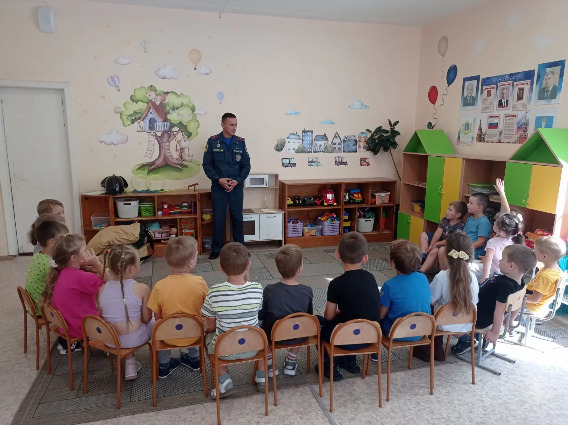 Сегодня в старшую группу "Цветик-семицветик" приходил начальник МЧС Громов Пётр Аристар...
