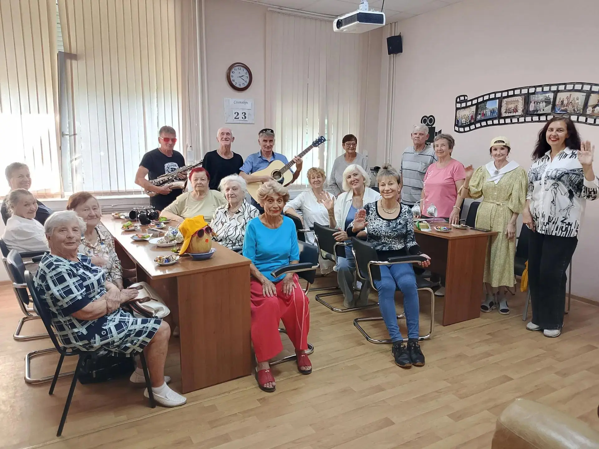 Тепло и мудрость: встречи в клубе «Вершины мудрости» ко Дню пожилого человека!