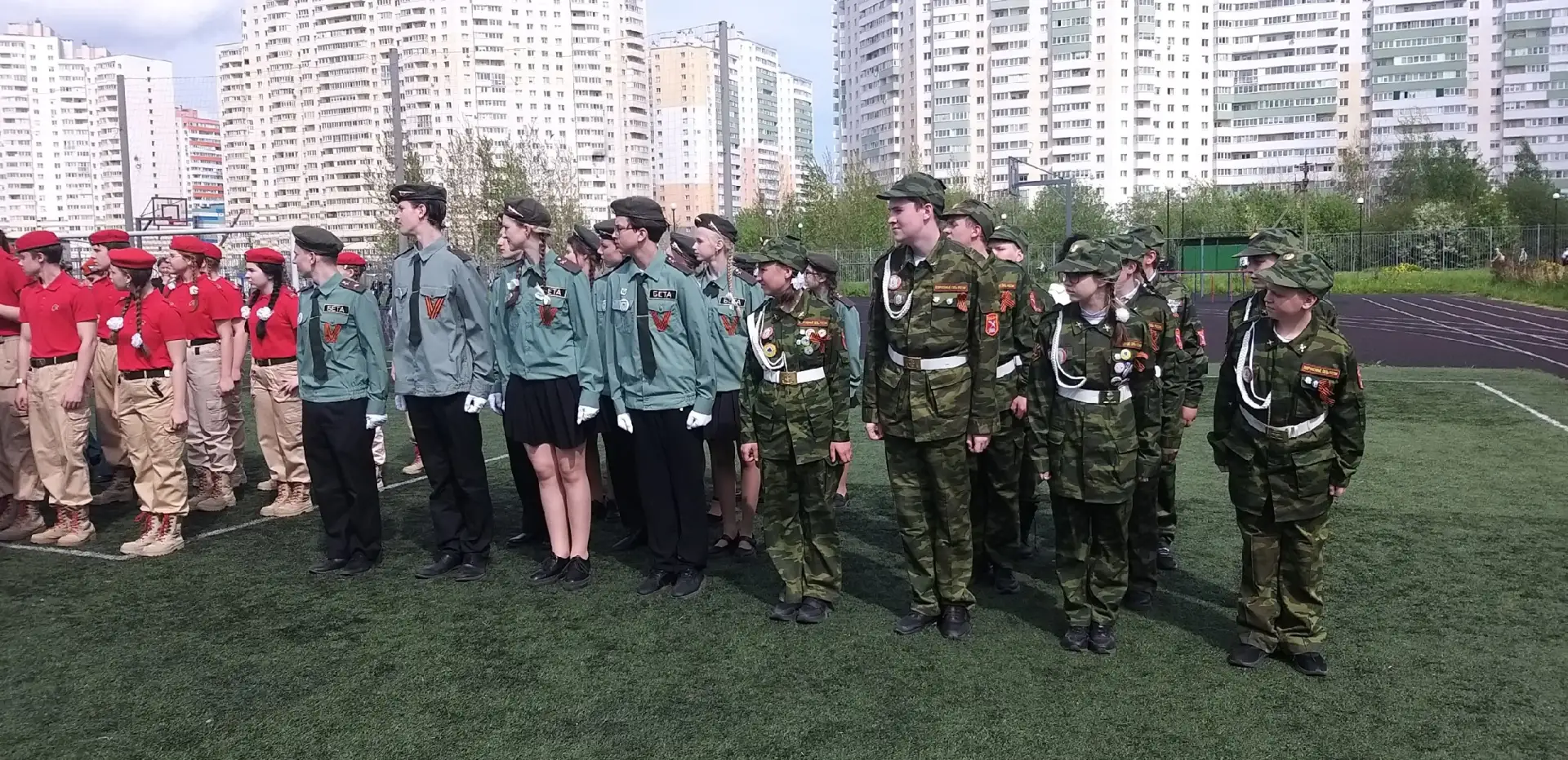 Сегодня, 13 мая 2026 года, ученики школы 407, приняли активное участие в параде, организованного адм