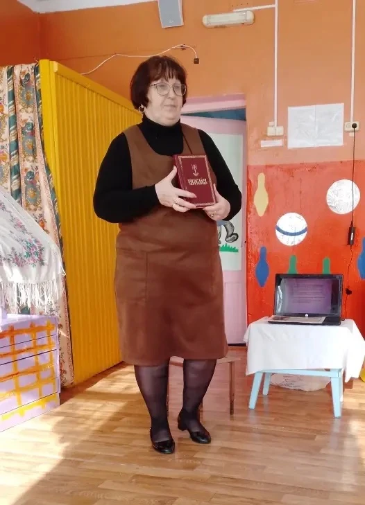 Накануне празднования Дня православной книги Селитьбенская библиотека с работниками дет...