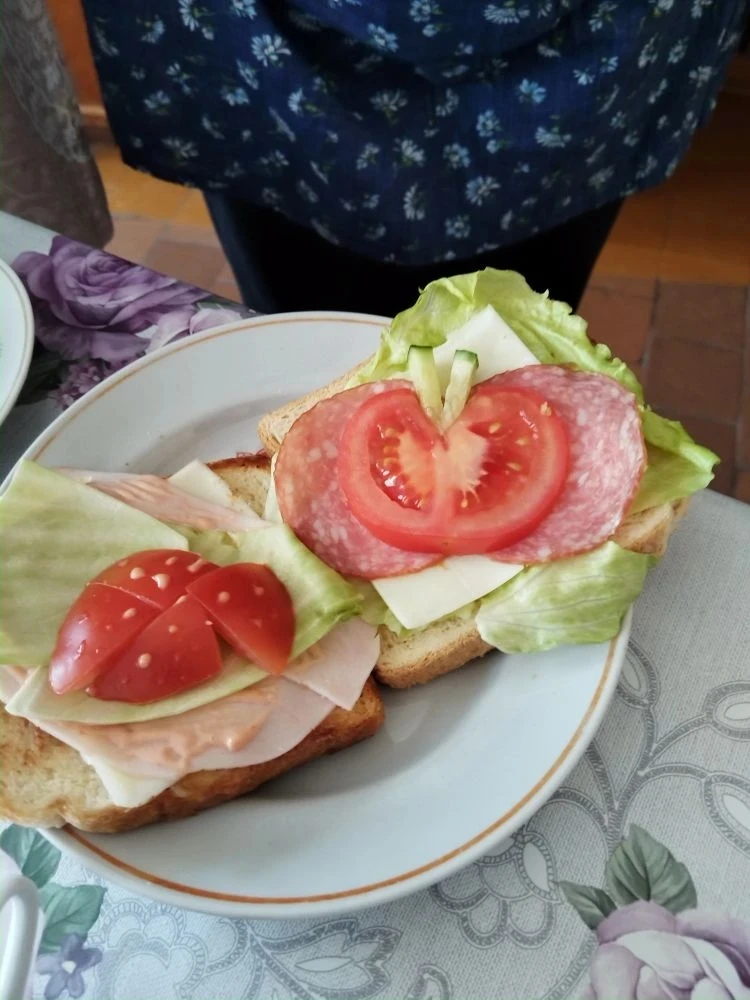 Весной по нашей школе разносятся разнообразные заманчивые запахи. Это значит, что наши девушки, а ин