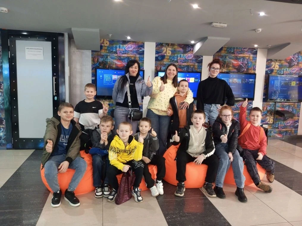 🌷🌷🌷Весенние каникулы в 3-Б классе начались с культпохода в 🎆 кинотеатр "Чарли".  👨‍👩‍👧‍👧Третьеклассн