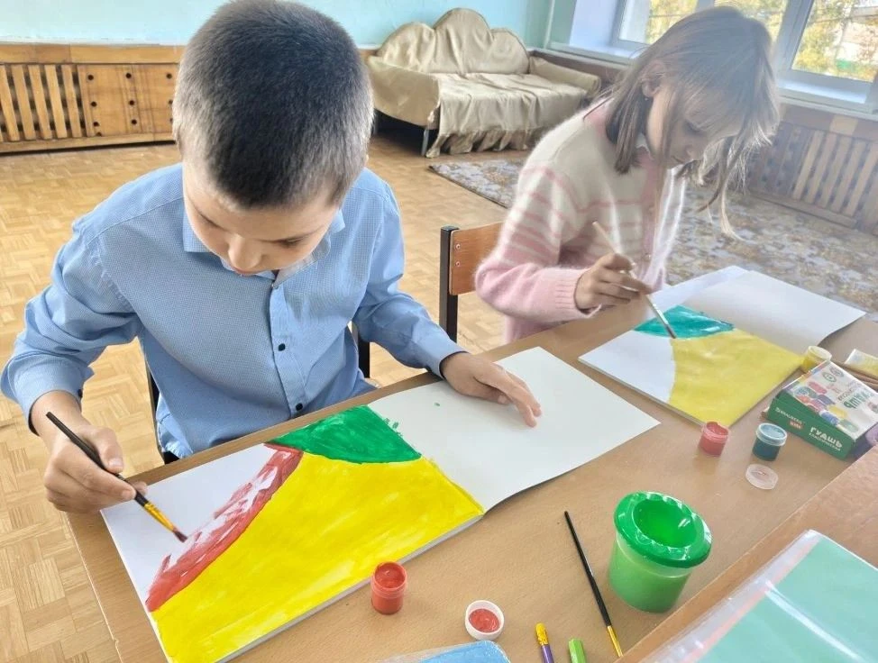 🎨 На уроке изобразительного искусства во 2 классе учитель Ольга Викторовна провела зан...