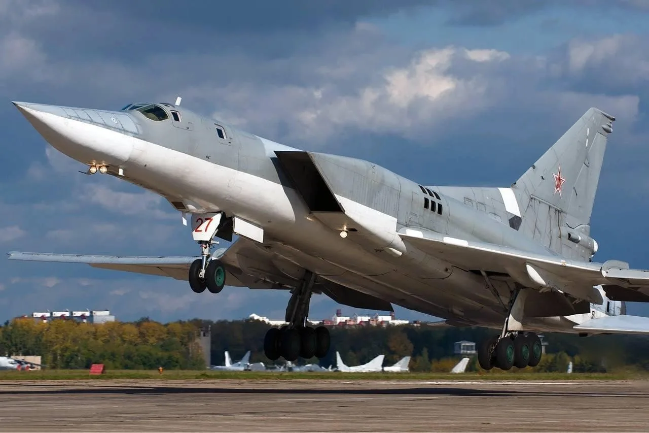 Что это за самолет? Ту-22МЗ — это дальний ракетоносец-бомбардировщик. 

Он разработан в конструкторс