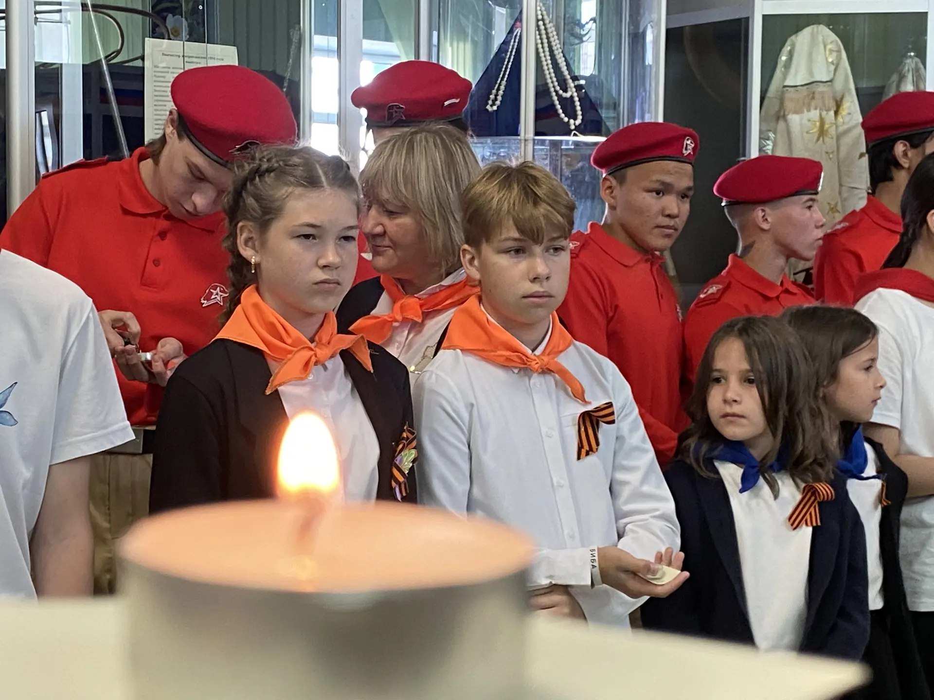 🏛️🕯️ Акция «Свеча памяти» в музее

Волонтёры лагеря «Радуга» (воспитанники-активисты) вместе со ст