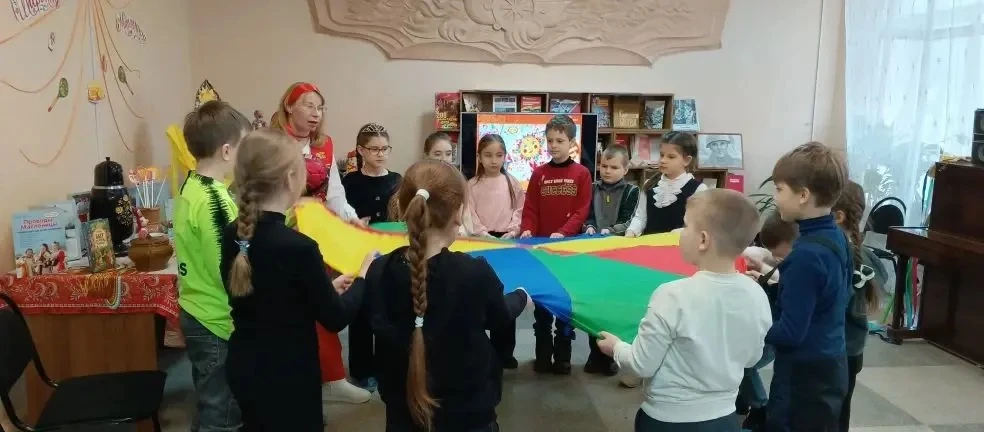 🌟Ученики 2А и 3Г классов #МОУгимназии9 вместе с классными руководителями посетили библиотеку № 17 им