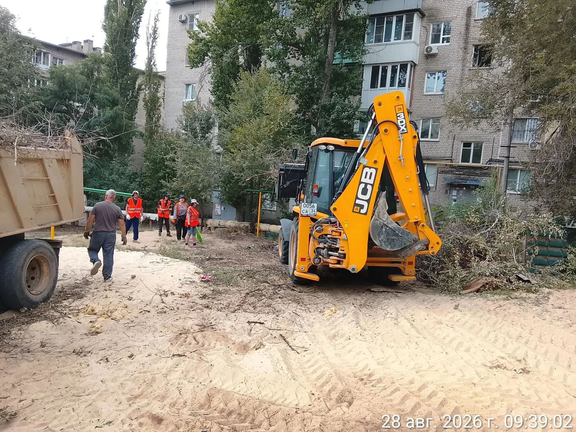 Погрузка веток спец. техникой детская площадка на 39-й Гвардейской,д.6,8