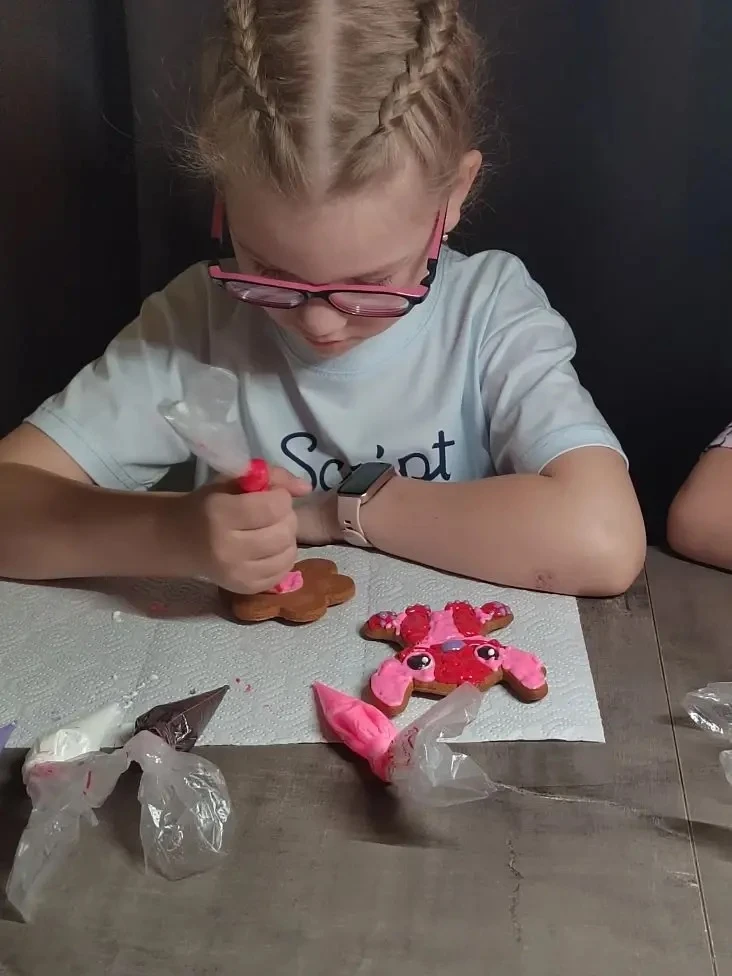Сегодня 1 «В» класс посетил увлекательный мастер-класс 😊✨  Ребята с большим интересом включились в т