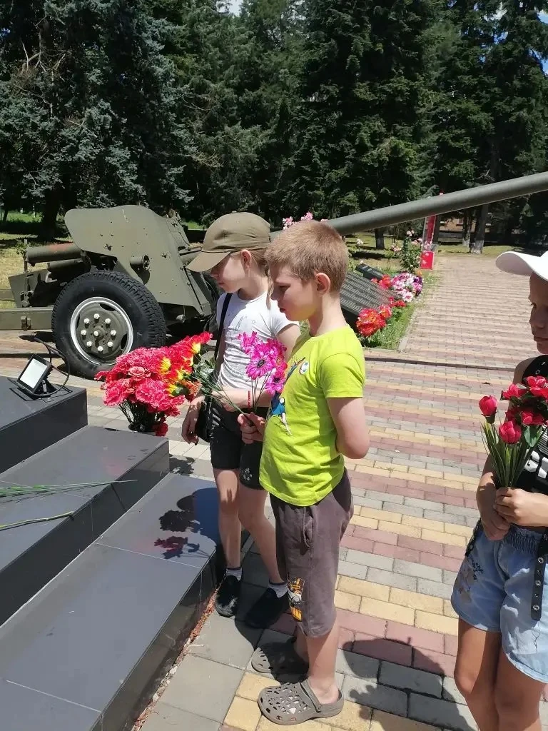 Сегодня, 22 июня, в День памяти и скорби, наш отряд летней площадки "Лето +" приняла участие в торже