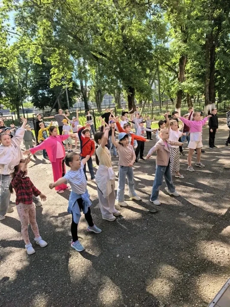Каждый день, в летней школьной оздоровительной площадке «Сказка», начинается с весёлой ...