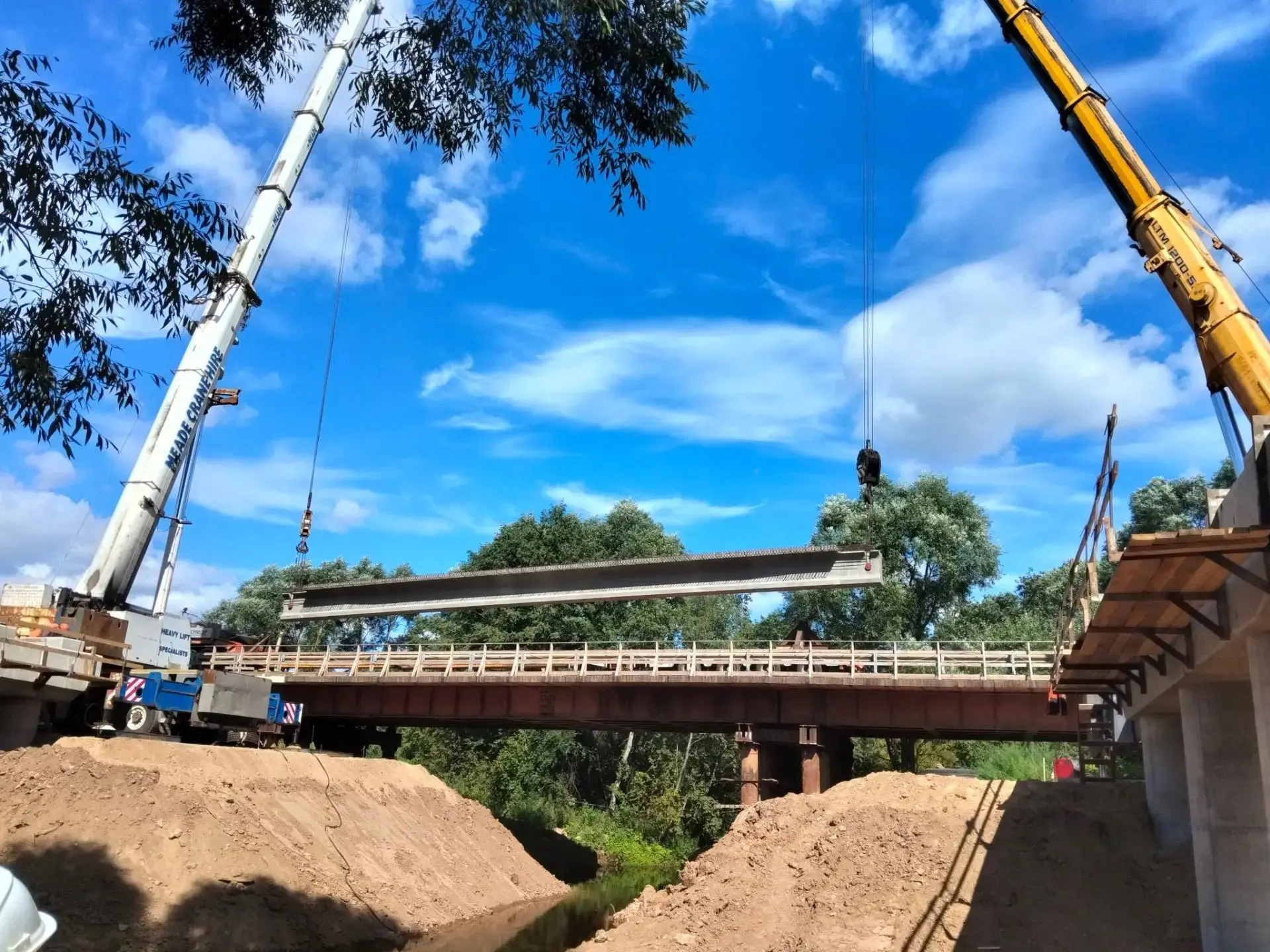 🌉 На мосту через реку Вскувица завершили монтаж балок пролётного строения