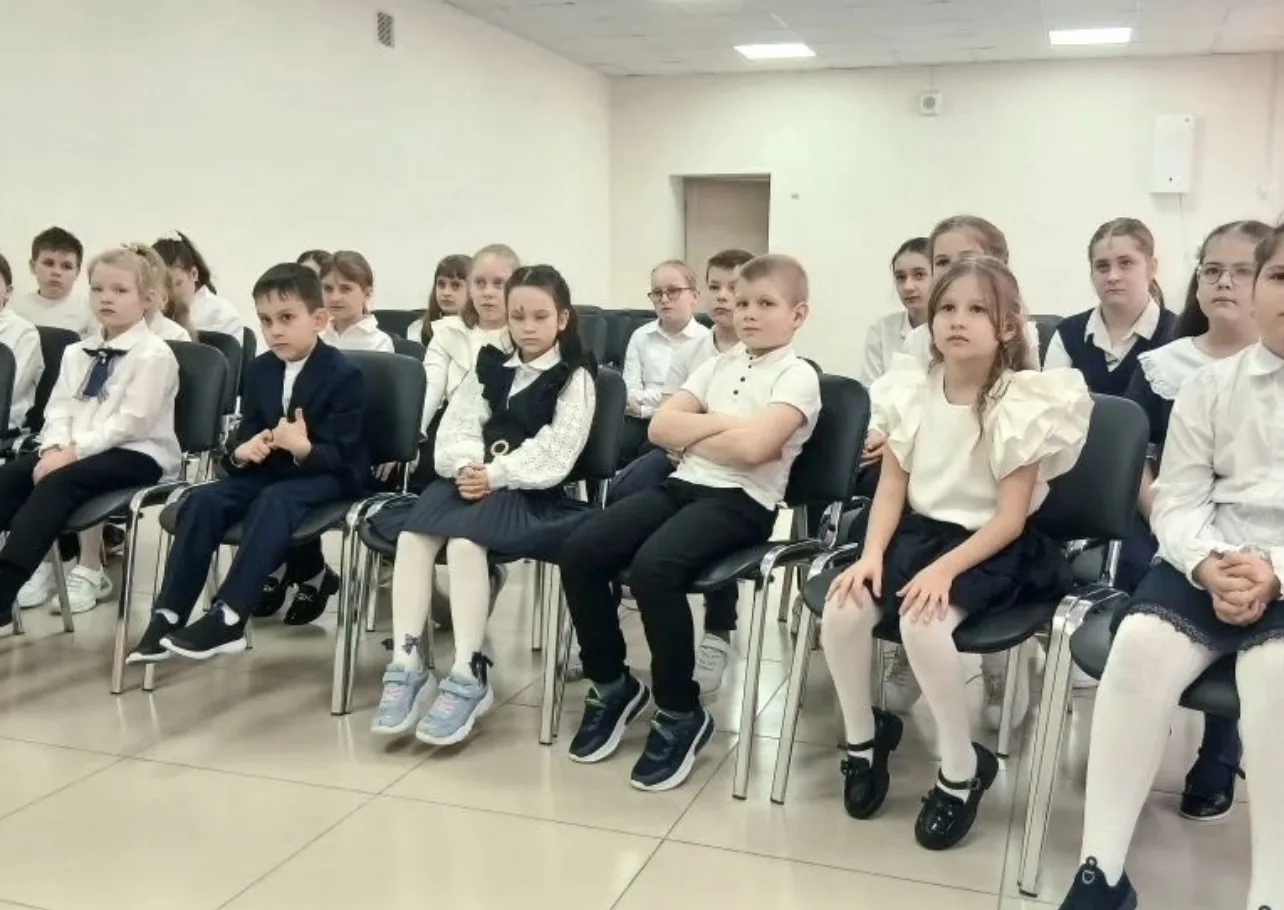 Сегодня в нашей школе состоялось вводное заседание читательского клуба "Юные чтецы". Куратор клуба -