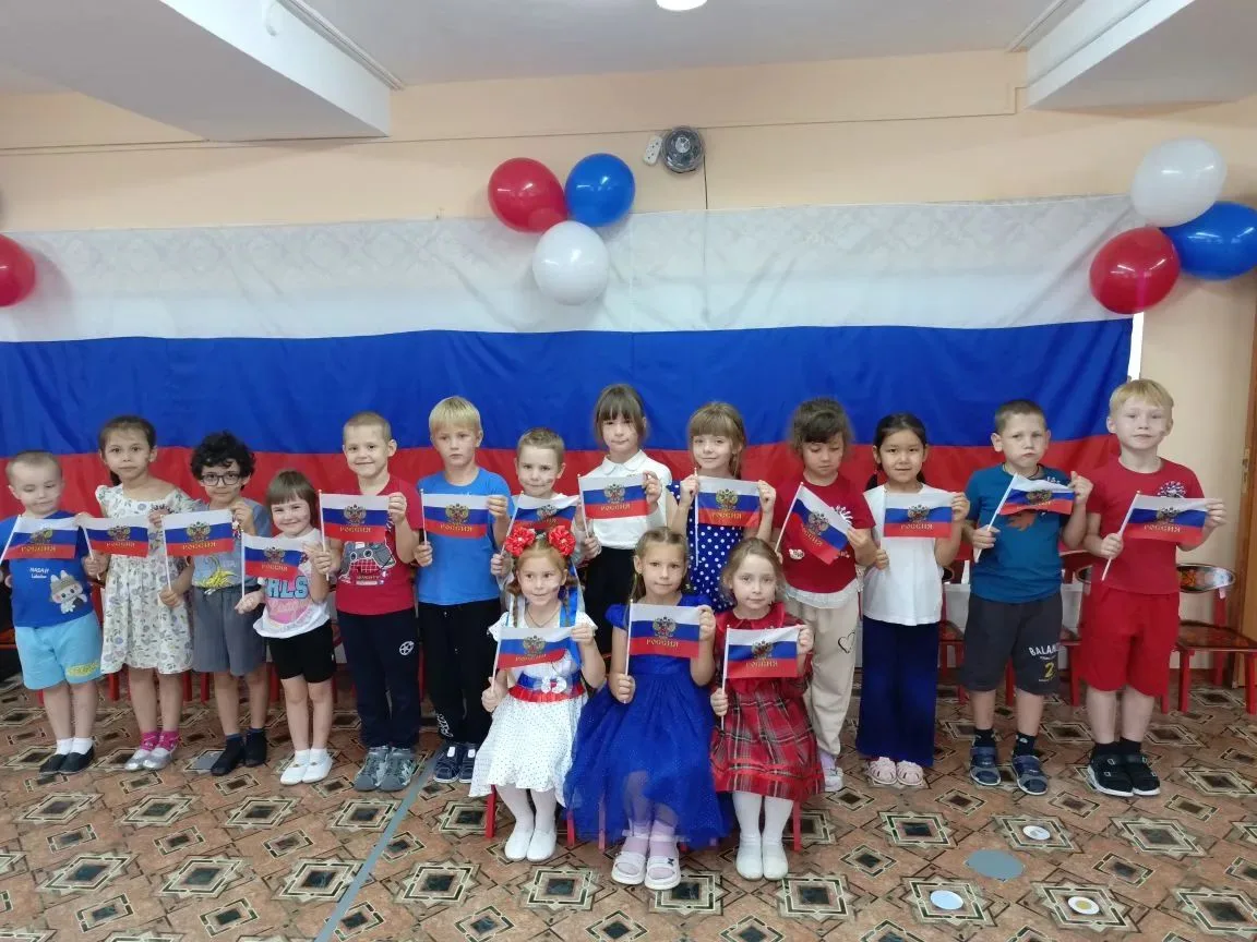 Сегодня в нашем саду прошел праздник, посвященный Дню флага: "Мы - дети России!"👫