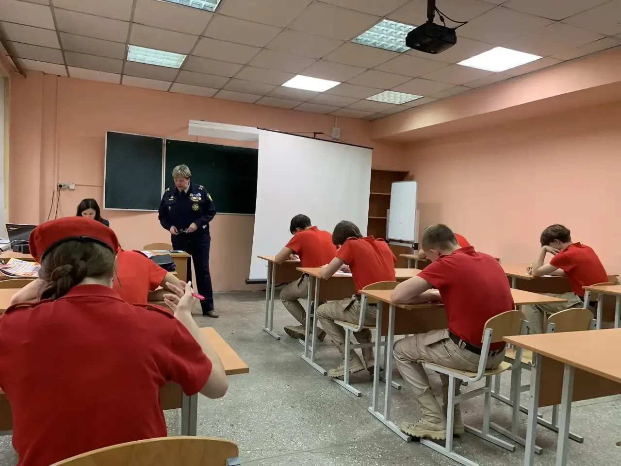 Команда нашей школы «Авангард» блестяще выступила на Республиканском слёте дружин юных пожарных, зан