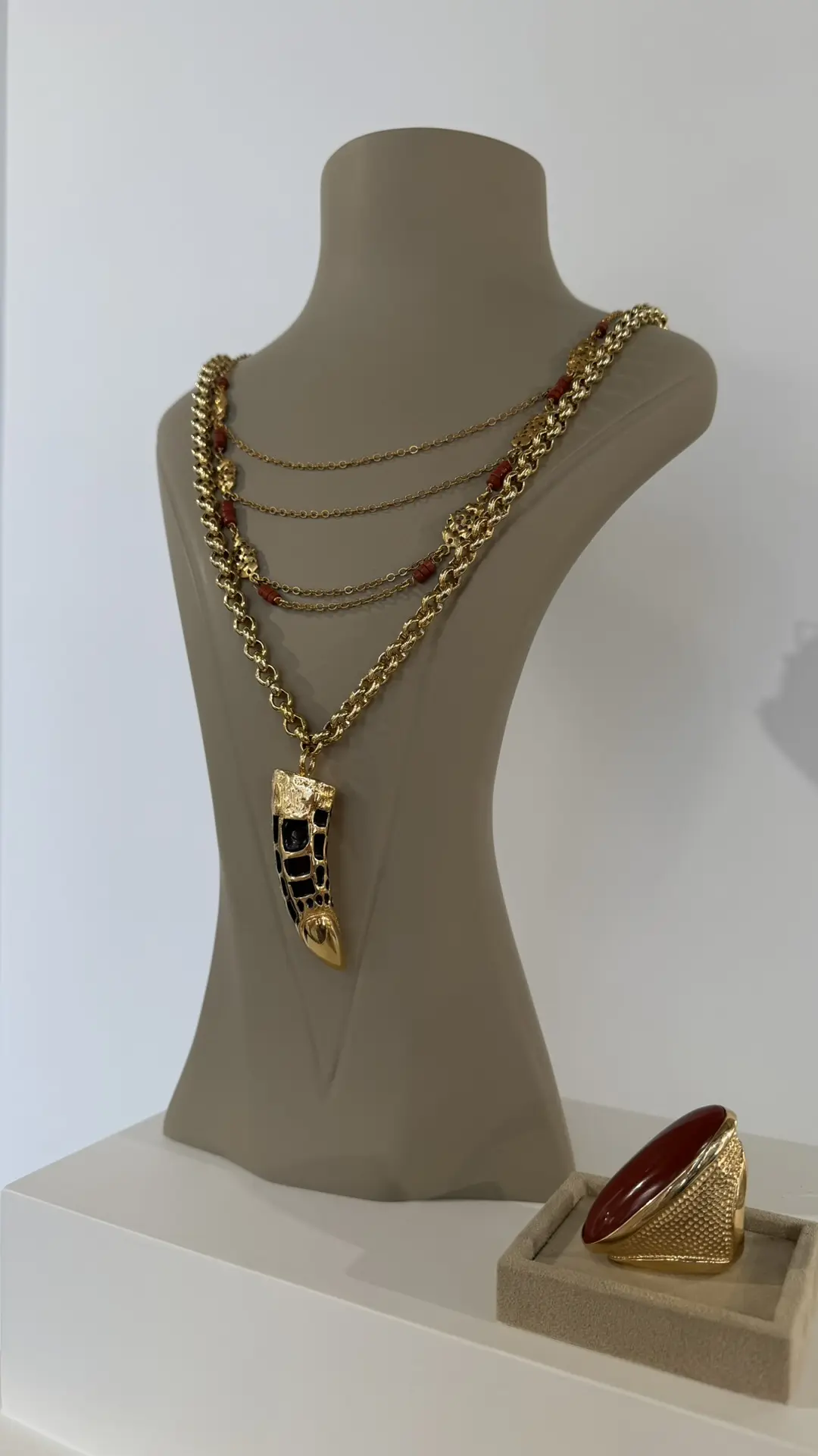 Обожаю лето за возможность носить яркие образы, пёстрые сарафаны и, конечно, обилие укр...