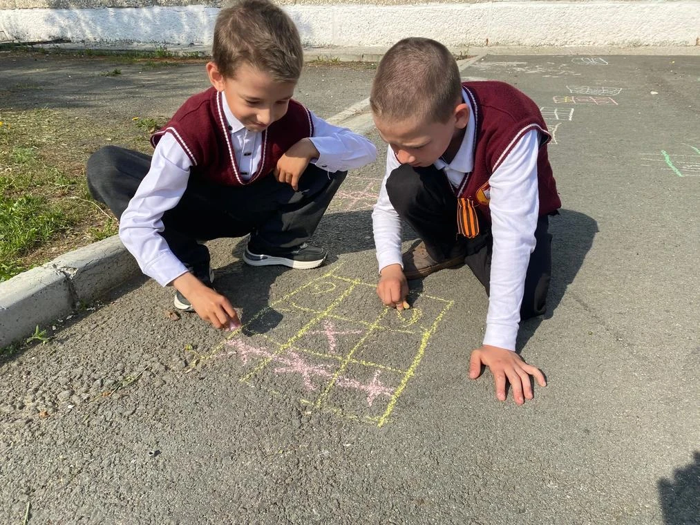 🖍️Азарт на асфальте: как прошёл День детских общественных организаций в нашей школе.