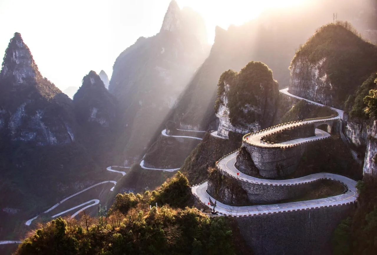 Гора Тяньмэнь, Китай 🇨🇳  🔹 Тяньмэнь или Тяньмэньшань - гора, расположенная неподалеку от города и па