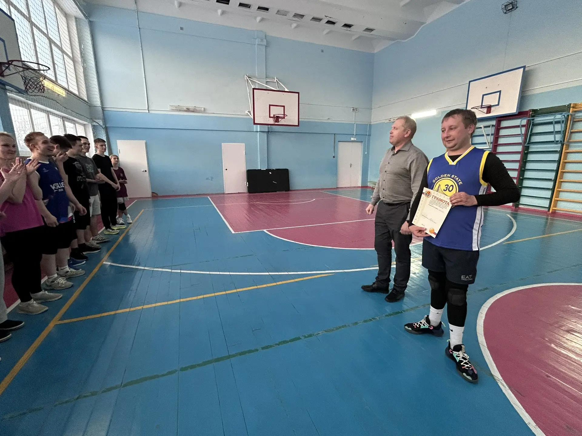🏐 Товарищеский волейбольный матч в честь Дня памяти  В нашей школе прошёл товарищеский матч по волей