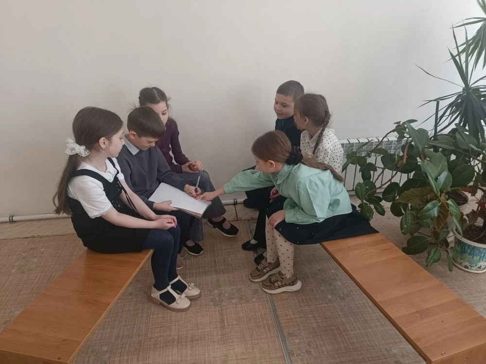 Привет, друзья! 👋  Мы — команда «Миссия добра»,  ученики 1‑го класса! ✨ И мы участвуем в социальной 
