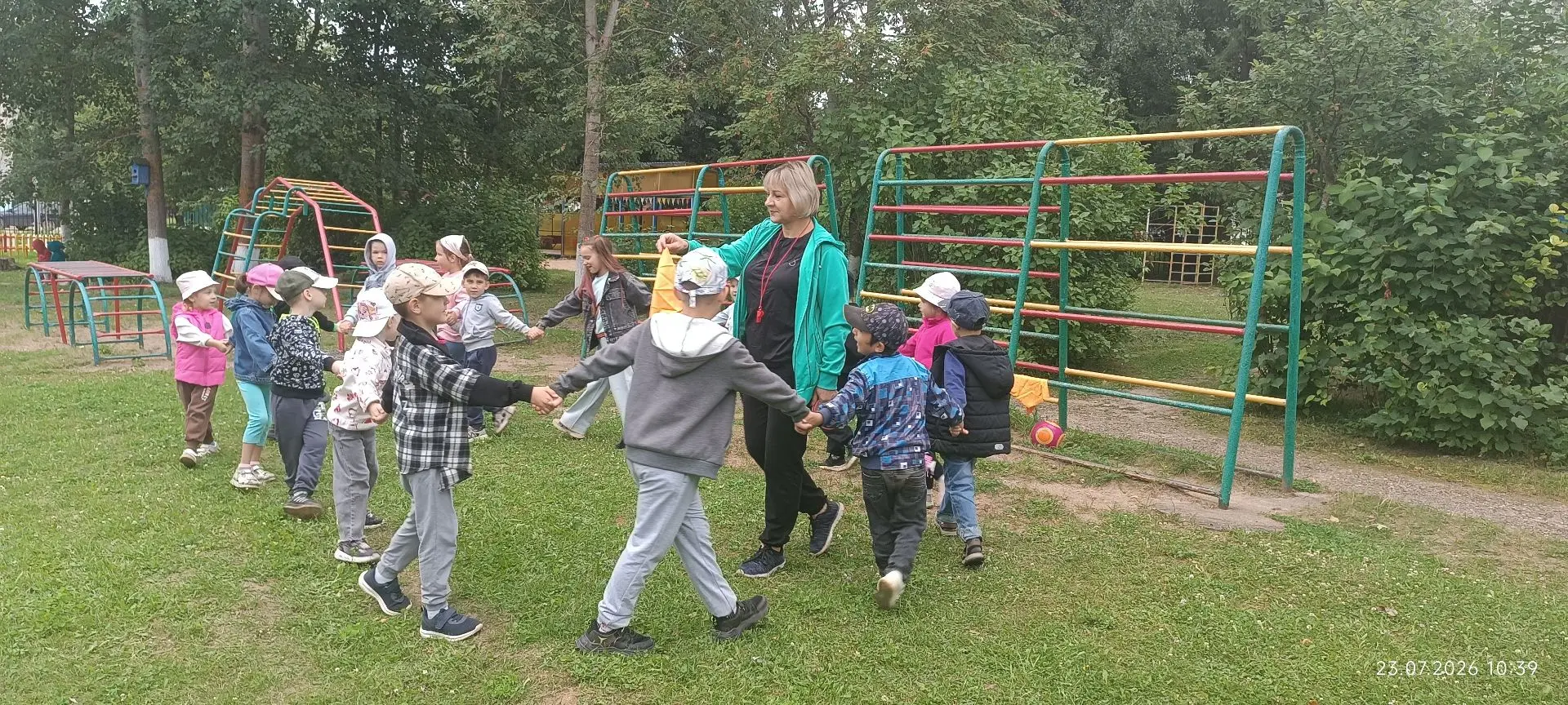Организация активного отдыха детей - День дворовых игр.
   Прекрасный мир дворовых игр знаком каждом