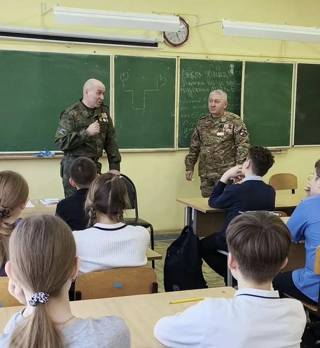 Патриотические мероприятия 🎖️  В пятницу в стенах Лицея прошел Урок Мужества с героями нашего времен